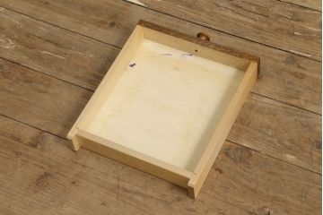 中古　美品　三越伊勢丹　プロパティデザイン　カントリーハウス　Brugge(ブルージュ)　ステンドグラスがクラシカルな雰囲気を醸し出すサイドキャビネット(戸棚、収納棚、飾り棚、電話台、サイドボード)(R-059626)