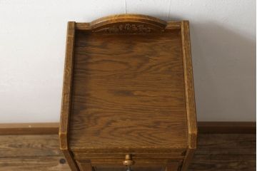 中古　美品　三越伊勢丹　プロパティデザイン　カントリーハウス　Brugge(ブルージュ)　ステンドグラスがクラシカルな雰囲気を醸し出すサイドキャビネット(戸棚、収納棚、飾り棚、電話台、サイドボード)(R-059626)