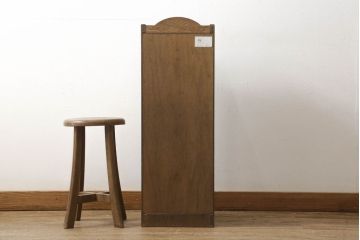 中古　美品　三越伊勢丹　プロパティデザイン　カントリーハウス　Brugge(ブルージュ)　ステンドグラスがクラシカルな雰囲気を醸し出すサイドキャビネット(戸棚、収納棚、飾り棚、電話台、サイドボード)(R-059626)
