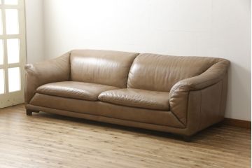 中古　美品　イタリア　ナツッジ(NATUZZI RDITION)　レザーエディションズ　ローバックで広々とした空間を楽しめる2.5人掛けソファ(2人掛け、3人掛け、本革ソファ)(定価約60万円)(R-059633)