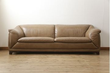 中古　美品　イタリア　ナツッジ(NATUZZI RDITION)　レザーエディションズ　ローバックで広々とした空間を楽しめる2.5人掛けソファ(2人掛け、3人掛け、本革ソファ)(定価約60万円)(R-059633)