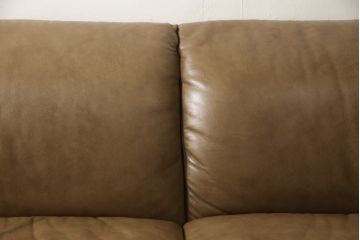 中古　美品　イタリア　ナツッジ(NATUZZI RDITION)　レザーエディションズ　ローバックで広々とした空間を楽しめる2.5人掛けソファ(2人掛け、3人掛け、本革ソファ)(定価約60万円)(R-059633)