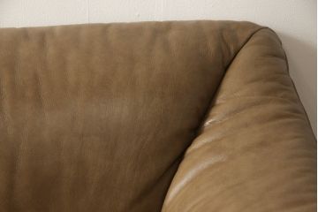 中古　美品　イタリア　ナツッジ(NATUZZI RDITION)　レザーエディションズ　ローバックで広々とした空間を楽しめる2.5人掛けソファ(2人掛け、3人掛け、本革ソファ)(定価約60万円)(R-059633)