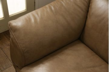 中古　美品　イタリア　ナツッジ(NATUZZI RDITION)　レザーエディションズ　ローバックで広々とした空間を楽しめる2.5人掛けソファ(2人掛け、3人掛け、本革ソファ)(定価約60万円)(R-059633)