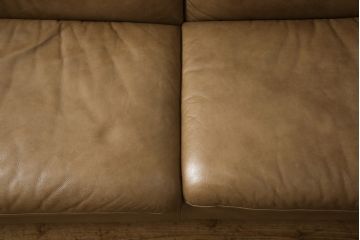中古　美品　イタリア　ナツッジ(NATUZZI RDITION)　レザーエディションズ　ローバックで広々とした空間を楽しめる2.5人掛けソファ(2人掛け、3人掛け、本革ソファ)(定価約60万円)(R-059633)