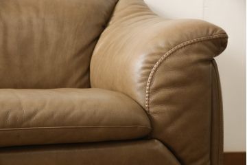 中古　美品　イタリア　ナツッジ(NATUZZI RDITION)　レザーエディションズ　ローバックで広々とした空間を楽しめる2.5人掛けソファ(2人掛け、3人掛け、本革ソファ)(定価約60万円)(R-059633)