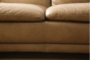 中古　美品　イタリア　ナツッジ(NATUZZI RDITION)　レザーエディションズ　ローバックで広々とした空間を楽しめる2.5人掛けソファ(2人掛け、3人掛け、本革ソファ)(定価約60万円)(R-059633)