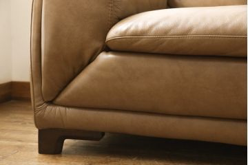 中古　美品　イタリア　ナツッジ(NATUZZI RDITION)　レザーエディションズ　ローバックで広々とした空間を楽しめる2.5人掛けソファ(2人掛け、3人掛け、本革ソファ)(定価約60万円)(R-059633)