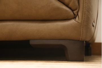 中古　美品　イタリア　ナツッジ(NATUZZI RDITION)　レザーエディションズ　ローバックで広々とした空間を楽しめる2.5人掛けソファ(2人掛け、3人掛け、本革ソファ)(定価約60万円)(R-059633)