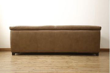 中古　美品　イタリア　ナツッジ(NATUZZI RDITION)　レザーエディションズ　ローバックで広々とした空間を楽しめる2.5人掛けソファ(2人掛け、3人掛け、本革ソファ)(定価約60万円)(R-059633)