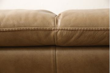 中古　美品　イタリア　ナツッジ(NATUZZI RDITION)　レザーエディションズ　ローバックで広々とした空間を楽しめる2.5人掛けソファ(2人掛け、3人掛け、本革ソファ)(定価約60万円)(R-059633)