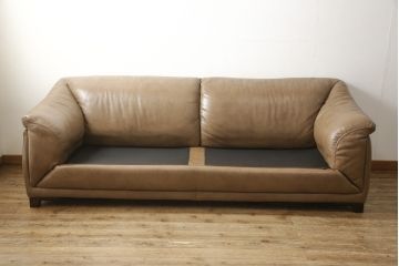 中古　美品　イタリア　ナツッジ(NATUZZI RDITION)　レザーエディションズ　ローバックで広々とした空間を楽しめる2.5人掛けソファ(2人掛け、3人掛け、本革ソファ)(定価約60万円)(R-059633)