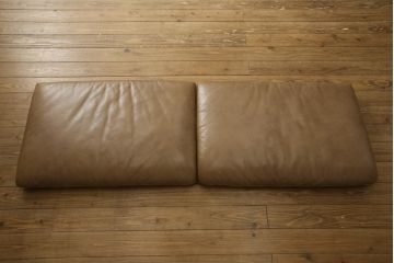 中古　美品　イタリア　ナツッジ(NATUZZI RDITION)　レザーエディションズ　ローバックで広々とした空間を楽しめる2.5人掛けソファ(2人掛け、3人掛け、本革ソファ)(定価約60万円)(R-059633)