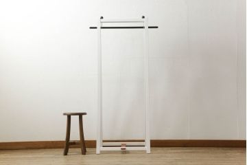 中古　超美品　秋田木工　剣持勇デザイン　シンプルなデザインが素敵なハンガーラック(定価約3万円)(コート掛け、洋服掛け)(R-059634)