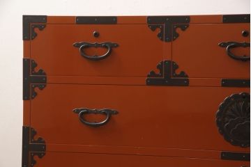中古　高級品　田中家具　ケヤキ材　朱塗り　中桐　風格ある和の趣を演出してくれる二本松伝統家具の箪笥(衣装箪笥、引き出し、サイドチェスト)(定価約50万円)(R-059644)