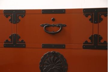 中古　高級品　田中家具　ケヤキ材　朱塗り　中桐　風格ある和の趣を演出してくれる二本松伝統家具の箪笥(衣装箪笥、引き出し、サイドチェスト)(定価約50万円)(R-059644)