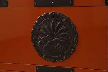 中古　高級品　田中家具　ケヤキ材　朱塗り　中桐　風格ある和の趣を演出してくれる二本松伝統家具の箪笥(衣装箪笥、引き出し、サイドチェスト)(定価約50万円)(R-059644)