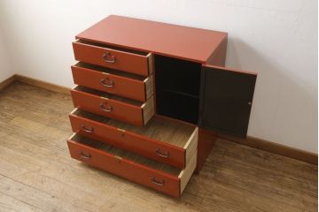 中古　最高級　IDC大塚家具　総漆塗り　朱塗り　控えめな桜の模様がかわいらしい総桐箪笥(定価約60万円)(桐たんす、衣装箪笥、和タンス、収納箪笥)(R-059647)