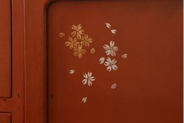 中古　最高級　IDC大塚家具　総漆塗り　朱塗り　控えめな桜の模様がかわいらしい総桐箪笥(定価約60万円)(桐たんす、衣装箪笥、和タンス、収納箪笥)(R-059647)