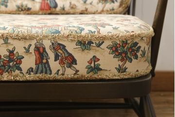 中古　イギリス　ERCOL(アーコール)　カントリー調のファブリックがかわいらしい2人掛けソファ(二人掛け、2P)(R-059648)