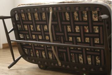 中古　イギリス　ERCOL(アーコール)　カントリー調のファブリックがかわいらしい2人掛けソファ(二人掛け、2P)(R-059648)