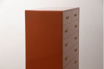 中古　美品　国産　職人手造り　総漆塗り　朱塗り　シンプルなデザインの中に金色の取っ手が上品な和箪笥(定価推定 約80万円)(衣装箪笥、収納タンス、引き出し)(R-059650)