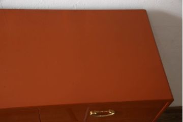 中古　美品　国産　職人手造り　総漆塗り　朱塗り　シンプルなデザインの中に金色の取っ手が上品な和箪笥(定価推定 約80万円)(衣装箪笥、収納タンス、引き出し)(R-059650)