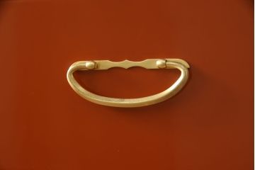 中古　美品　国産　職人手造り　総漆塗り　朱塗り　シンプルなデザインの中に金色の取っ手が上品な和箪笥(定価推定 約80万円)(衣装箪笥、収納タンス、引き出し)(R-059650)