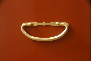 中古　美品　国産　職人手造り　総漆塗り　朱塗り　シンプルなデザインの中に金色の取っ手が上品な和箪笥(定価推定 約80万円)(衣装箪笥、収納タンス、引き出し)(R-059650)