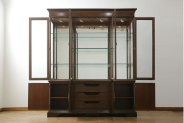 中古　美品　DREXEL HERITAGE(ドレクセルヘリテイジ)　シノワズリ様式　上品な佇まいが美しいチャイナキャビネット(定価約340万円)(食器棚、キュリオケース、ガラスケース、ショーケース、戸棚、飾り棚)(R-059661)