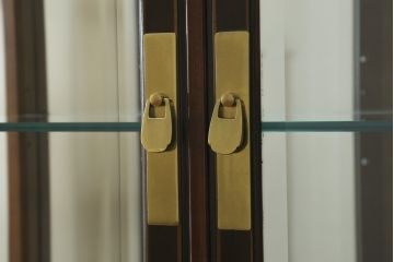 中古　美品　DREXEL HERITAGE(ドレクセルヘリテイジ)　シノワズリ様式　上品な佇まいが美しいチャイナキャビネット(定価約340万円)(食器棚、キュリオケース、ガラスケース、ショーケース、戸棚、飾り棚)(R-059661)