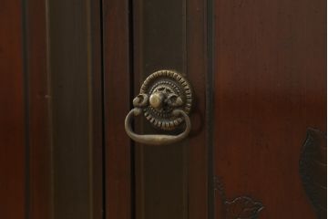 中古　美品　DREXEL HERITAGE(ドレクセルヘリテイジ)　シノワズリ様式　上品な佇まいが美しいチャイナキャビネット(定価約340万円)(食器棚、キュリオケース、ガラスケース、ショーケース、戸棚、飾り棚)(R-059661)