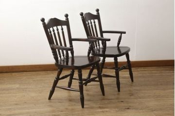 中古　北海道民芸家具　クラシカルな雰囲気を醸し出すダイニングチェア2脚セット(椅子、板座チェア、アームチェア)(R-059678)