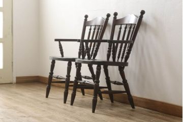 中古　北海道民芸家具　クラシカルな雰囲気を醸し出すダイニングチェア2脚セット(椅子、板座チェア、アームチェア)(R-059678)