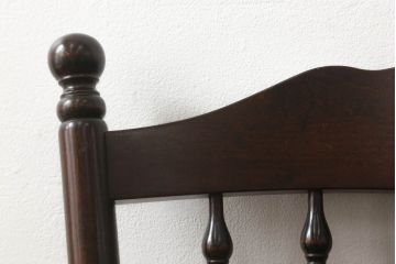 中古　北海道民芸家具　クラシカルな雰囲気を醸し出すダイニングチェア2脚セット(椅子、板座チェア、アームチェア)(R-059678)