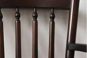 中古　北海道民芸家具　クラシカルな雰囲気を醸し出すダイニングチェア2脚セット(椅子、板座チェア、アームチェア)(R-059678)