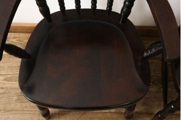 中古　北海道民芸家具　クラシカルな雰囲気を醸し出すダイニングチェア2脚セット(椅子、板座チェア、アームチェア)(R-059678)