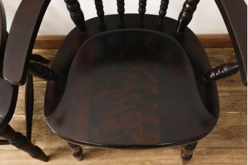 中古　北海道民芸家具　クラシカルな雰囲気を醸し出すダイニングチェア2脚セット(椅子、板座チェア、アームチェア)(R-059678)