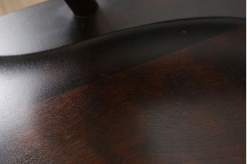 中古　北海道民芸家具　クラシカルな雰囲気を醸し出すダイニングチェア2脚セット(椅子、板座チェア、アームチェア)(R-059678)