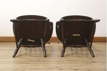 中古　北海道民芸家具　クラシカルな雰囲気を醸し出すダイニングチェア2脚セット(椅子、板座チェア、アームチェア)(R-059678)