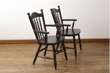中古　北海道民芸家具　クラシカルな雰囲気を醸し出すダイニングチェア2脚セット(椅子、板座チェア、アームチェア)(R-059679)