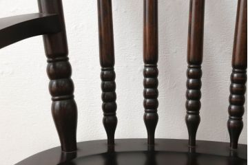 中古　北海道民芸家具　クラシカルな雰囲気を醸し出すダイニングチェア2脚セット(椅子、板座チェア、アームチェア)(R-059679)
