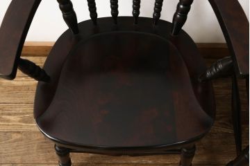 中古　北海道民芸家具　クラシカルな雰囲気を醸し出すダイニングチェア2脚セット(椅子、板座チェア、アームチェア)(R-059679)