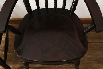 中古　北海道民芸家具　クラシカルな雰囲気を醸し出すダイニングチェア2脚セット(椅子、板座チェア、アームチェア)(R-059679)