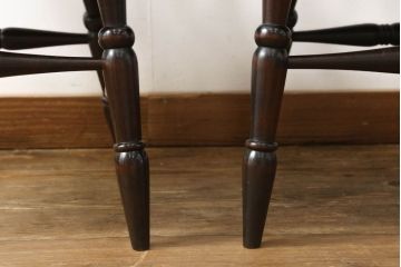 中古　北海道民芸家具　クラシカルな雰囲気を醸し出すダイニングチェア2脚セット(椅子、板座チェア、アームチェア)(R-059679)