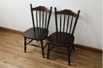中古　北海道民芸家具　クラシカルな雰囲気を醸し出すダイニングチェア2脚セット(椅子、板座チェア)(R-059686)