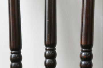 中古　北海道民芸家具　クラシカルな雰囲気を醸し出すダイニングチェア2脚セット(椅子、板座チェア)(R-059686)