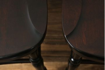中古　北海道民芸家具　クラシカルな雰囲気を醸し出すダイニングチェア2脚セット(椅子、板座チェア)(R-059686)