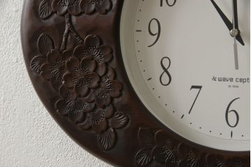 中古　美品　軽井沢彫り　オーバル型のフォルムが珍しい壁掛け時計(掛け時計、ウォールクロック)(R-059692)