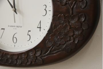 中古　美品　軽井沢彫り　オーバル型のフォルムが珍しい壁掛け時計(掛け時計、ウォールクロック)(R-059692)